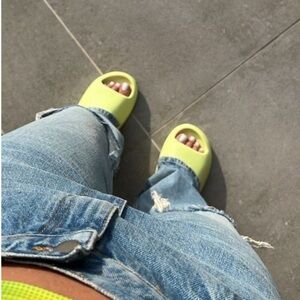 UNISEX Bright Neon Yellow/green foam blend material Slide Sandals NWOT